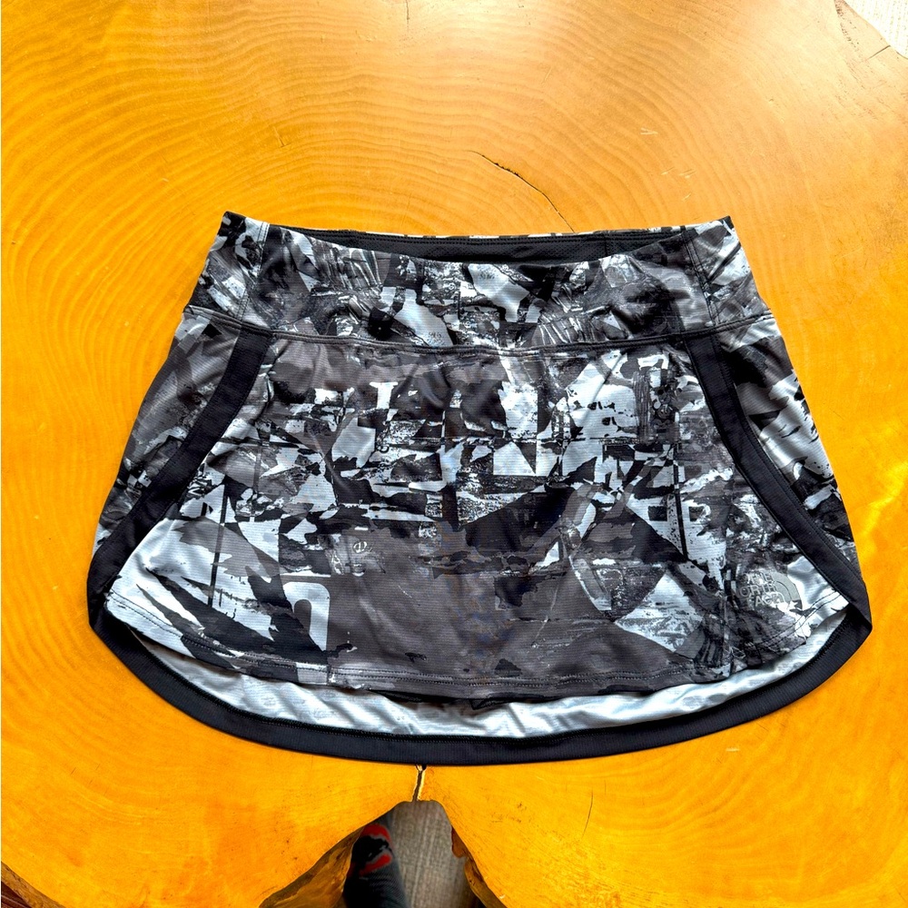 The North Face run skort. nutrition pocket on leg and waist.